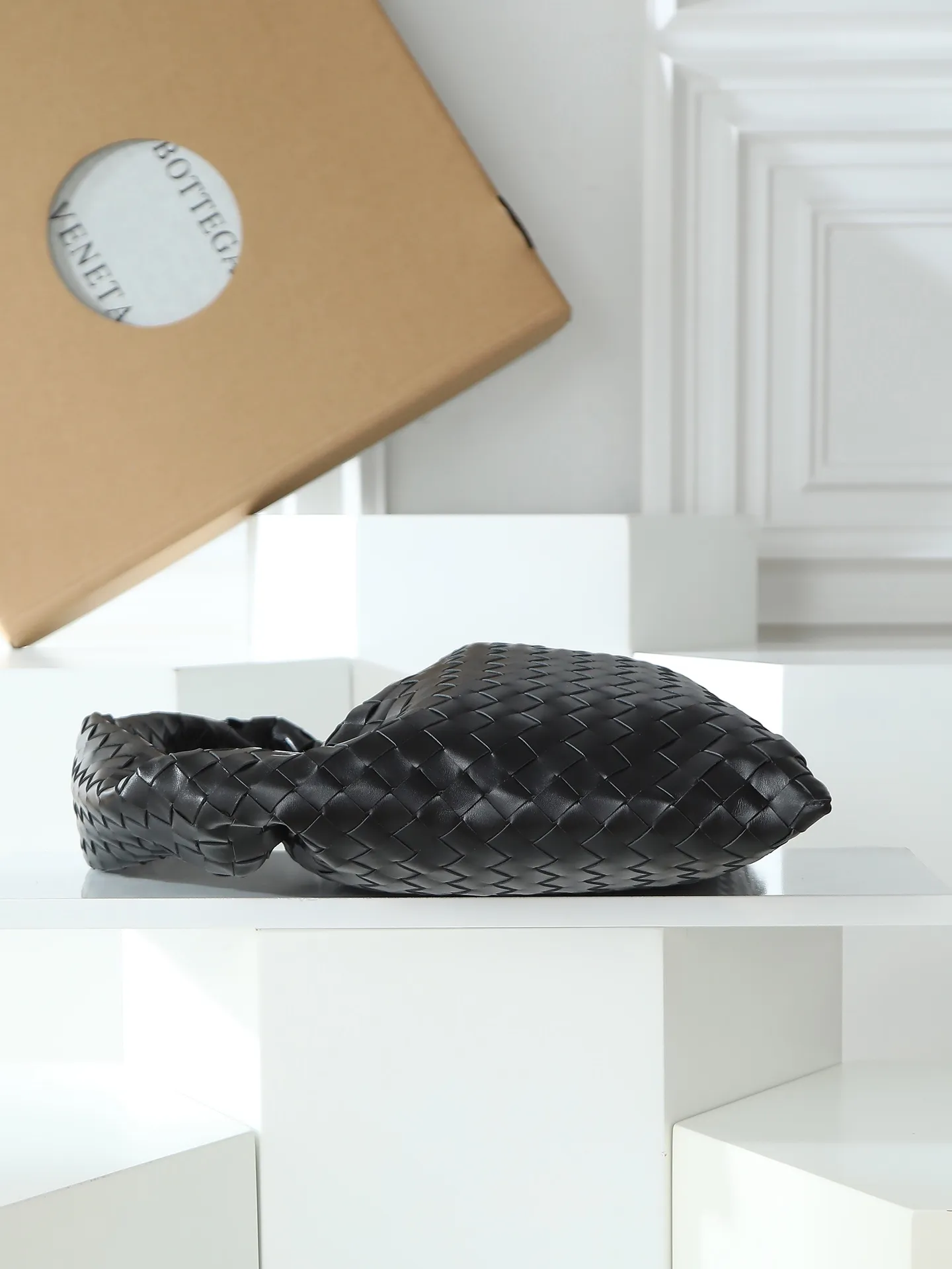 1180. #Bv’s new medium size HO 796262. The bag body and handles are made of a whole piece of woven leather. The bag body is soft and lazy. Ho symbolizes the praise of innovation and eternal craftsmanship [love]. The pyramid silhouette combines practicality and fashion. It is modern and casual. The double-sided closure design of the bag mouth is more convenient and safe! Made of soft cowhide and full of texture, this is a must-have for fashionable ladies who like minimalism, comfort and casualness! Dimensions: 46x21x10